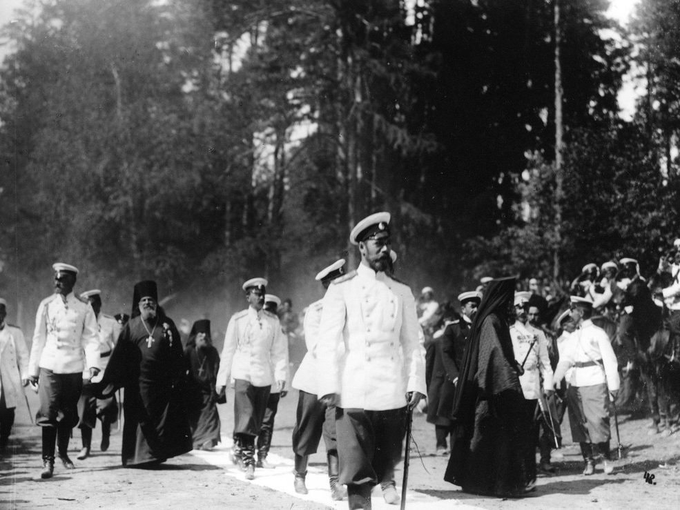 Государь Николай II с членами Августейшей семьи направляются к источнику прп. Серафима. Справа от Государя