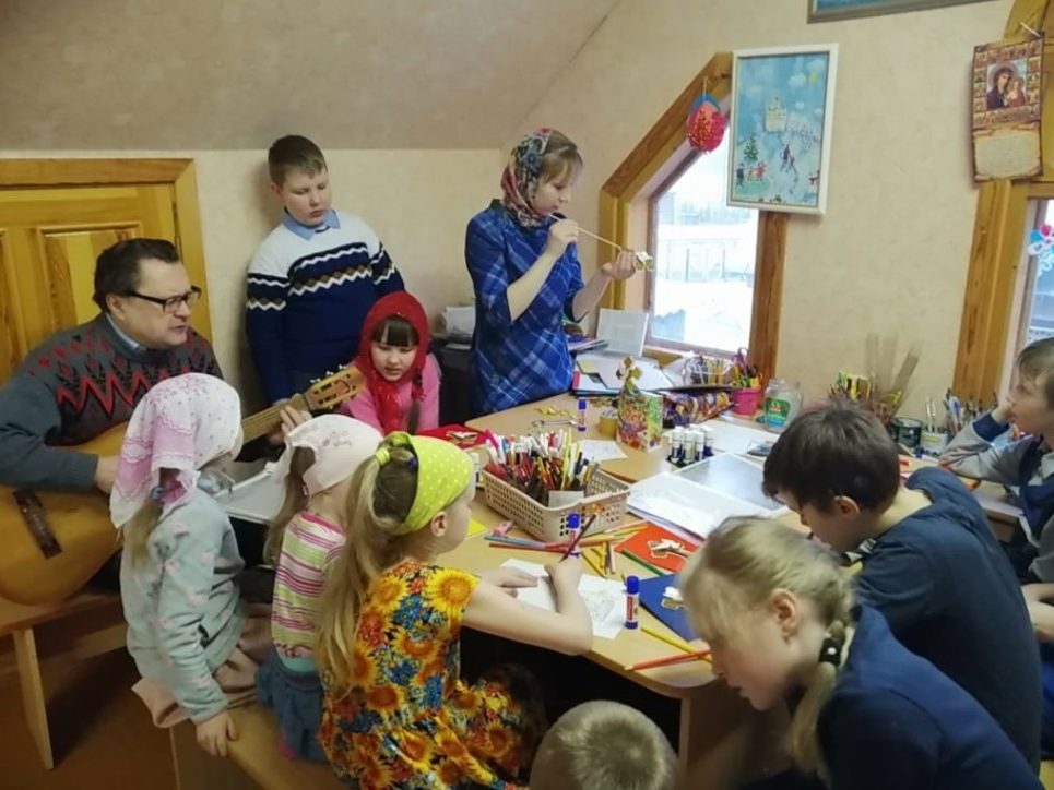 Детки воскресной школы изготавливают творческие подарки для подопечных МКУ "КСАГ"