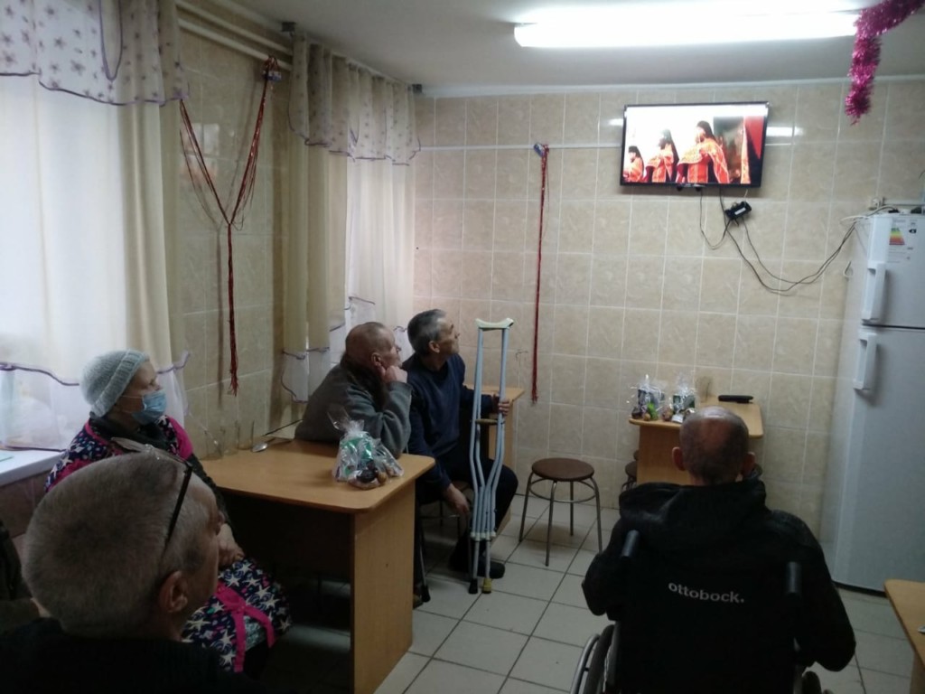 Вручение творческих и сладких подарков, просмотр документального фильма "Форпост"