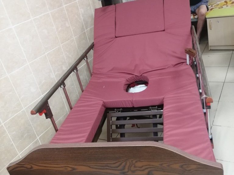 Медицинская многофункциональная кровать имеет функцию кардиокресла и укомплектована ванночкой для мытья головы, инфузионной стойкой, дугой для подтягивания и туалетным устройством