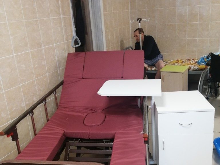 Тумба с поворотным столиком и многофункциональная кровать