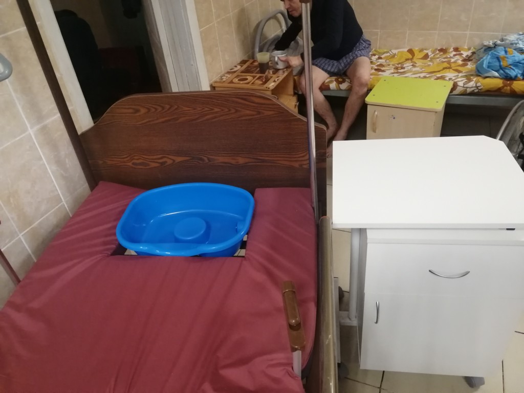 Медицинская многофункциональная кровать имеет функцию кардиокресла и укомплектована ванночкой для мытья головы, инфузионной стойкой, дугой для подтягивания и туалетным устройством