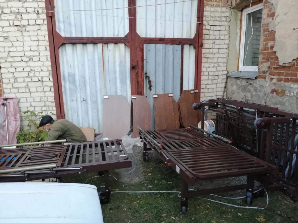 Из-за карантинных мероприятий сборку мебели пришлось организовать на летнем дворе Учреждения