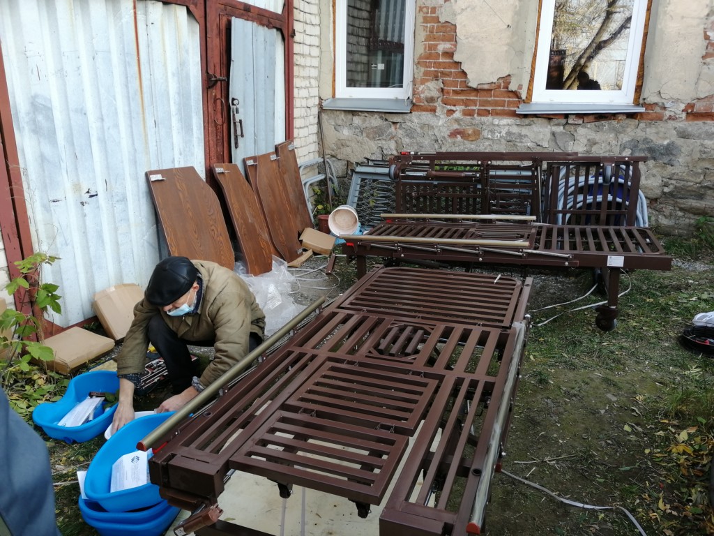 Из-за карантинных мероприятий сборку мебели пришлось организовать на летнем дворе Учреждения