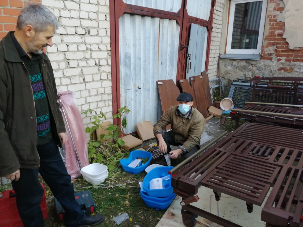 Из-за карантинных мероприятий сборку мебели пришлось организовать на летнем дворе Учреждения
