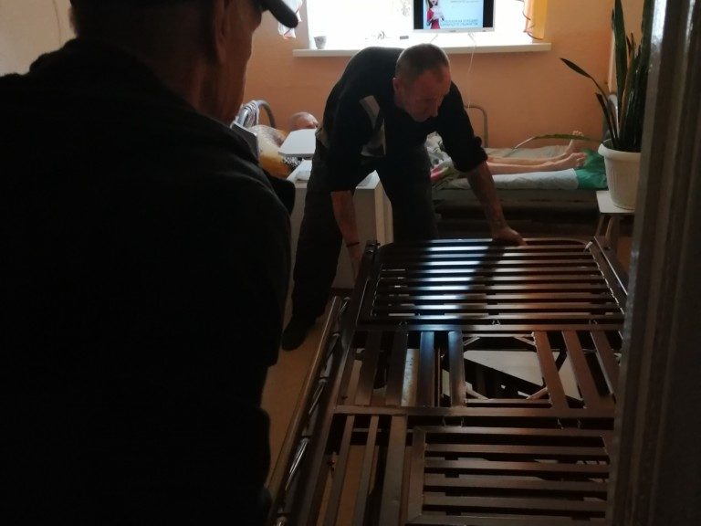 Подопечные МКУ КСАГ принимают участие в установки мебели