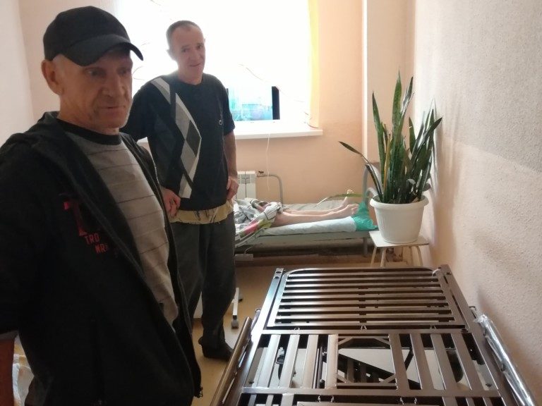 Подопечные МКУ КСАГ принимают участие в установки мебели