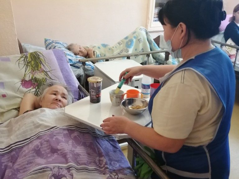 Поворотный столик существенно облегчает процесс ухода и кормления лежачих подопечных