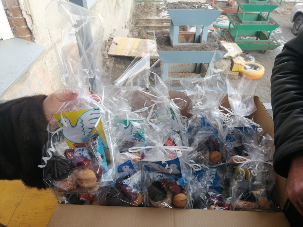 Вручение детских творческих подарков и сладких наборов для чаепития администрации МКУ "КСАГ" для подопечных