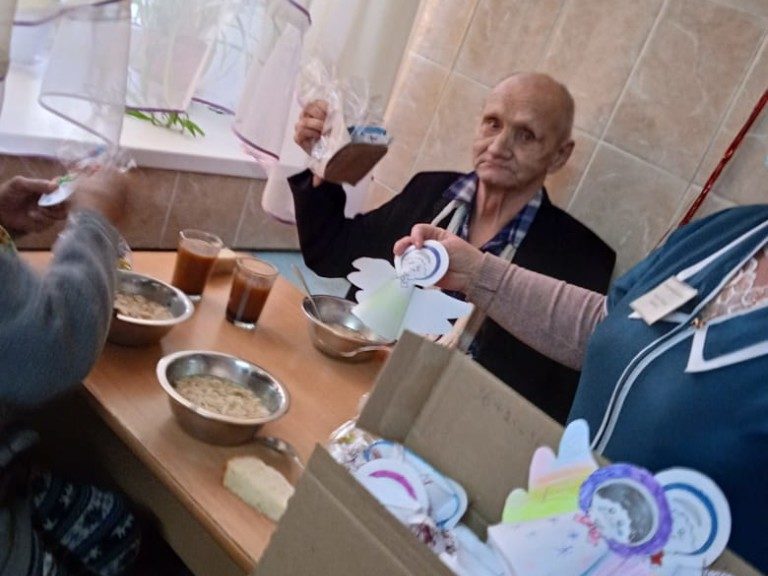 Вручение творческих подарков и наборов для чаепития подопечным МКУ КСАГ