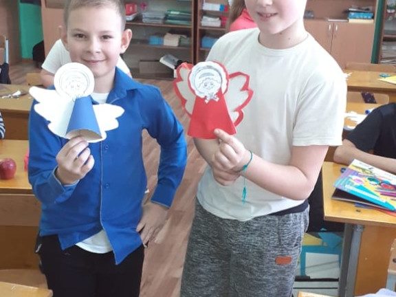 Детки Боровской школы изготавливают творческие Рождественские подарки для подопечных МКУ КСАГ