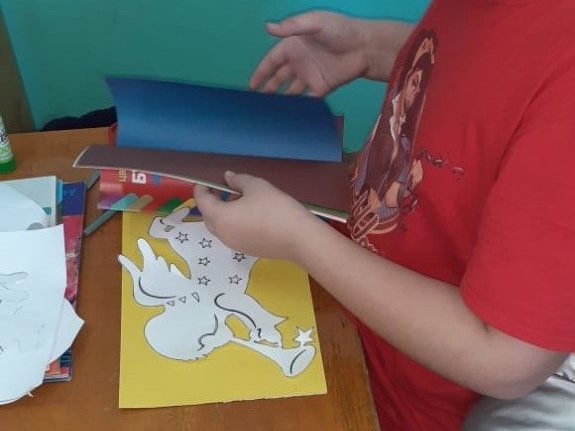 Детки Боровской школы изготавливают творческие Рождественские подарки для подопечных МКУ КСАГ