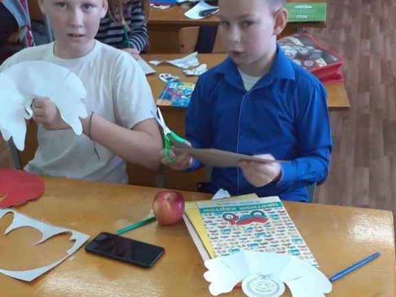 Детки Боровской школы изготавливают творческие Рождественские подарки для подопечных МКУ КСАГ