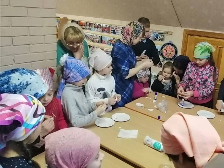 Детки воскресной школы изготавливают творческие подарки для МКУ КСАГ