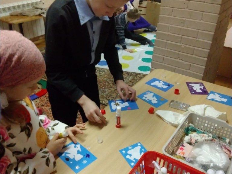 Детки воскресной школы изготавливают творческие подарки для МКУ КСАГ