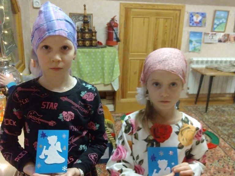 Детки воскресной школы изготавливают творческие подарки для МКУ КСАГ