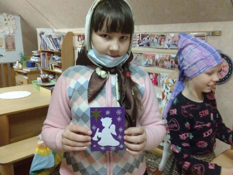 Детки воскресной школы изготавливают творческие подарки для МКУ КСАГ