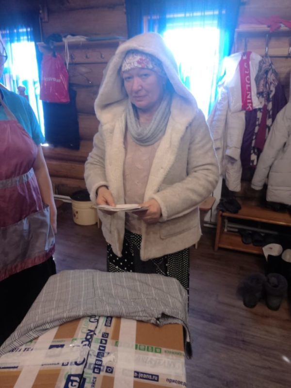 Прихожане храма получают благотворительную помощь от «Gloria Jeans»