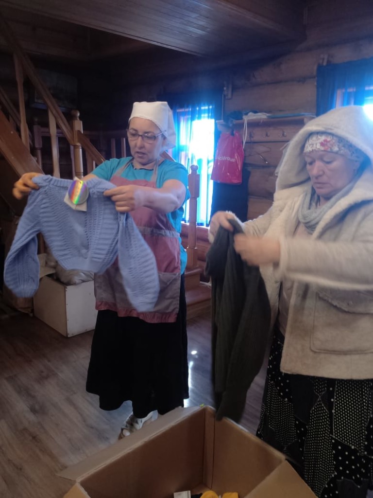 Прихожане храма получают благотворительную помощь от «Gloria Jeans»